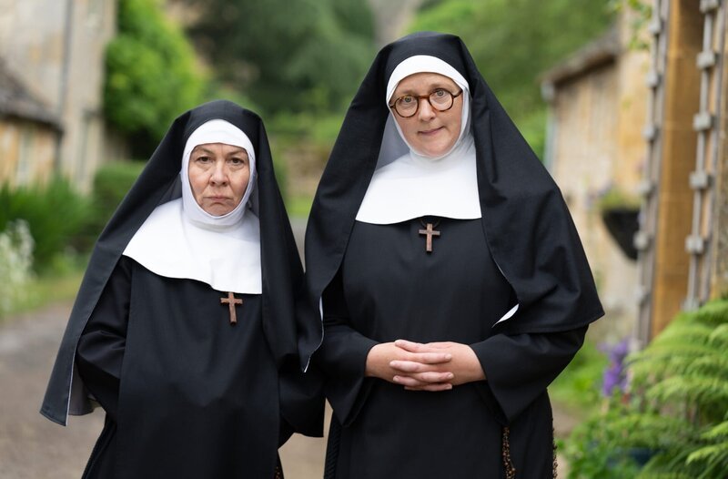 v.l. Sister Reg (VIRGINIA FIOL) und Sister Boniface (LORNA WATSON) – Bild: WDR/​BBC Studios
