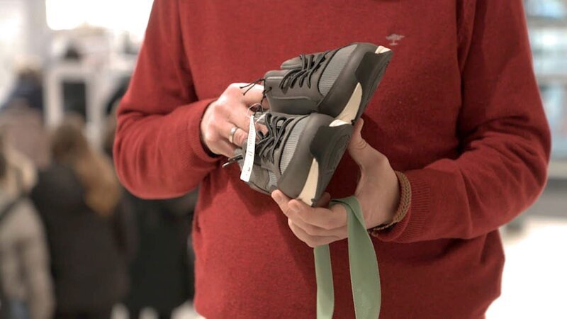 Billige Schuhe. – Bild: ORF Billige Schuhe. – Bild: ORF