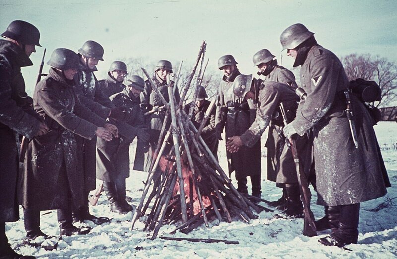 Deutsche Soldaten an der Ostfront wärmen sich an einem Feuer. – Bild: RTL /​ © Getty Images