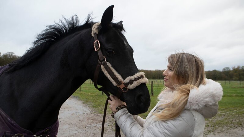 Franziska Dully mit ihrem Pferd Fleur: die tägliche Arbeit mit dem Tier hilft ihr, ihre Krankheit besser zu bewältigen. – Bild: ZDF und Holger Hahn.