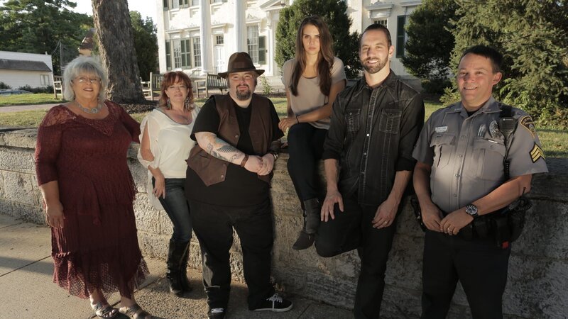 Sgt. Mike King, Bill Hartley, Elizabeth Saint, Nick Groff, Dana Mitchell, and Lorie Johnson in front of the clock tower. – Bild: MAK PICTURES LLC /​ Destination America /​ 34757_ep101_0051 /​ Discovery Communications LLC