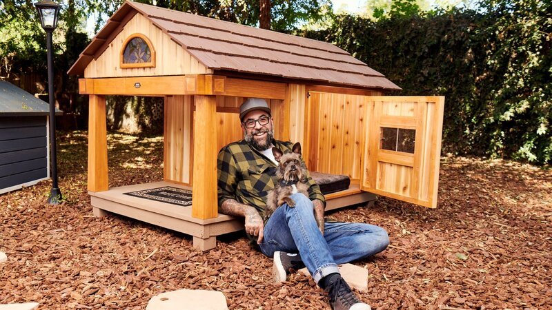 Antonio Ballatore with dog and dog house – Bild: Gabriel Nivera /​ Animal Planet /​ Discovery Communications, LLC