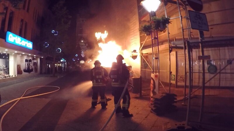 In Krefeld hält ein Feuerteufel die Notfallhelfer in Atem, denn aus einem Containerbrand könnte in der dicht bebauten City binnen kurzer Zeit ein Großfeuer werden. – Bild: Warner Bros. Discovery