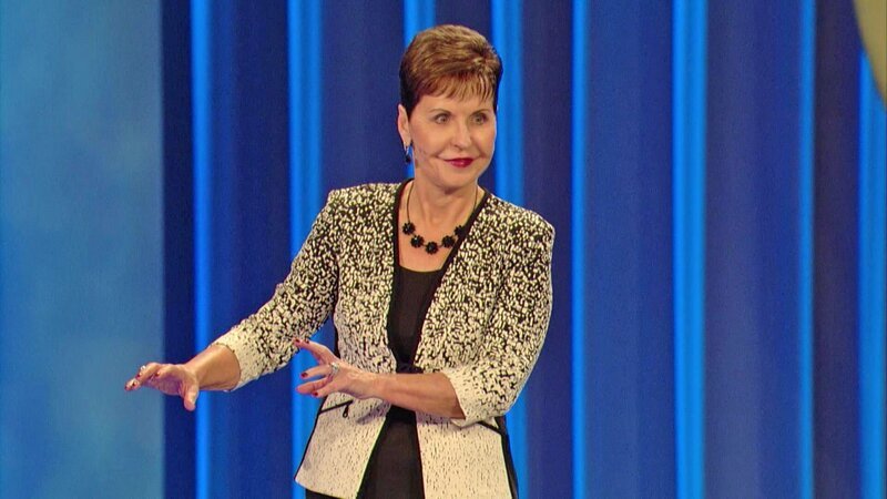 Joyce Meyer bei der Predigt – Bild: Bibel TV