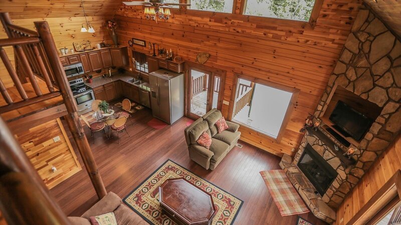 Looking down from the loft of the Broken Twig Cabin shows the open great room area, as seen on HGTV’s Log Cabin Living. – Bild: 2014, HGTV/​Scripps Networks, LLC. All Rights Reserved.