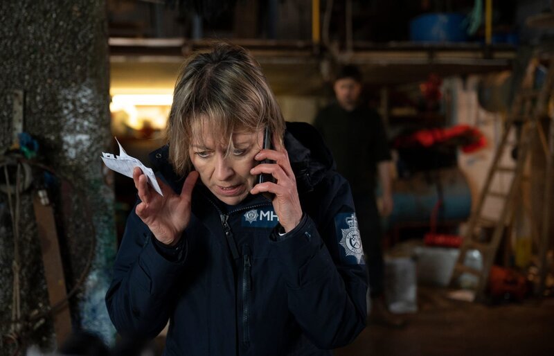 Annika Strandhed (Nicola Walker) weiß nicht, dass sie sich in größter Gefahr befindet. – Bild: ZDF und Graeme Hunter