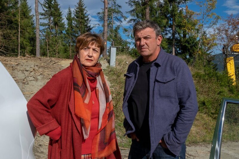 Daniela Peters (Despina Pajanou) und Dr. Martin Gruber (Hans Sigl) können sich den Unfall nicht erklären. – Bild: ZDF und Erika Hauri.