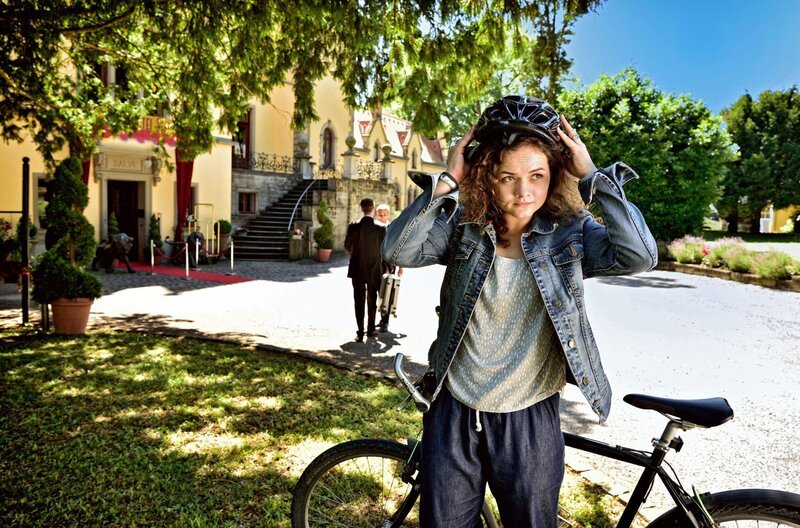 Julia Demmler (Wendy Güntensperger) setzt sich den Fahrradhelm auf und nimmt die Verfolgung des Tatverdächtigen auf. – Bild: One