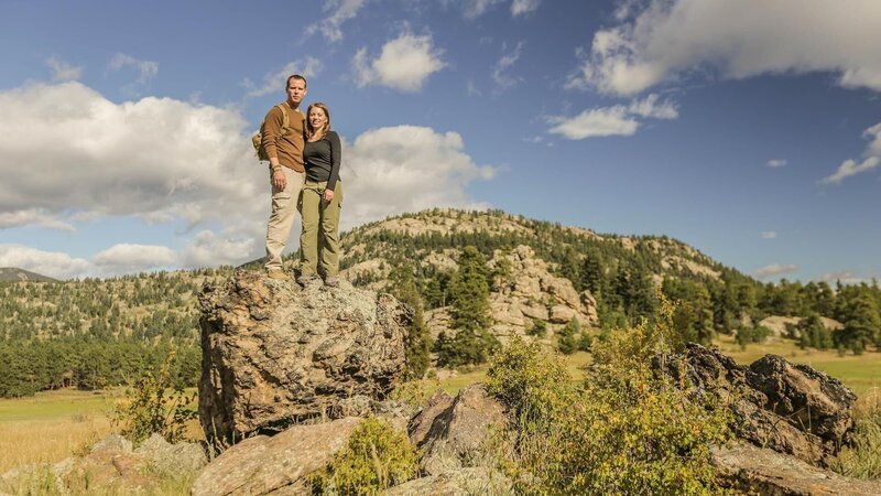 Log home hunters Justin and Ashley reach new heights on a hike through the Colorado Rockies, as seen on Log Cabin Living. – Bild: 2014,HGTV/​Scripps Networks, LLC. All Rights Reserved