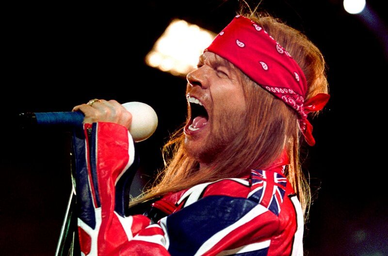 Axl Rose von Guns n’ Roses auf der Bühne während des Freddie Mercury Tribute-Konzerts im Wembley-Stadion. – Bild: SWR /​VPM/​Honey Bee