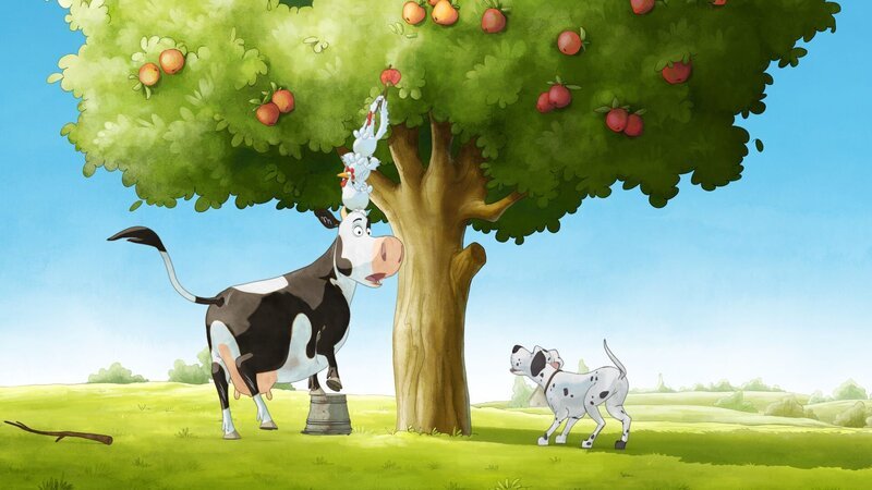 Lieselotte und die Hühner versuchen Äpfel im Baum zu pflücken. Der Dalmatiner überrascht sie. – Bild: ZDF/​WunderWerk