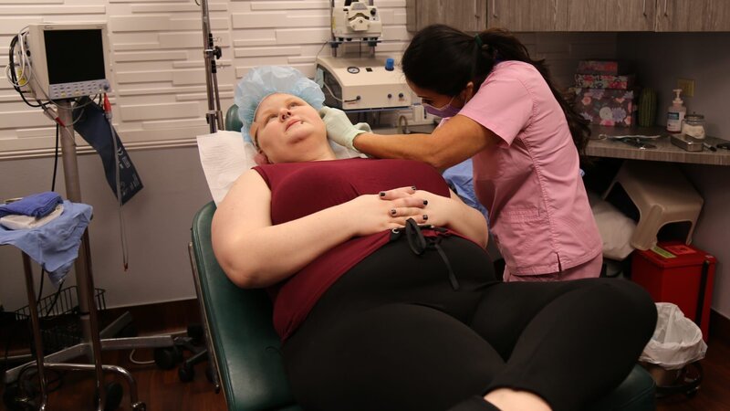 Dr. Sandra Lee performs surgery to remove Jennifer’s keloids on her ears. – Bild: Discovery Communications, LLC