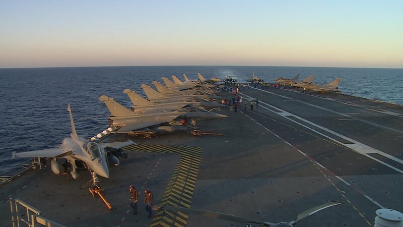 Auf dem französischen Flugzeugträger Charles de Gaulle sind bis zu 40 Flugfahrzeuge stationiert, darunter das zweistrahlige Mehrzweckkampfflugzeug Dassault Rafale. – Bild: N24 Doku Auf dem französischen Flugzeugträger Charles de Gaulle sind bis zu 40 Flugfahrzeuge stationiert, darunter das zweistrahlige Mehrzweckkampfflugzeug Dassault Rafale. – Bild: N24 Doku