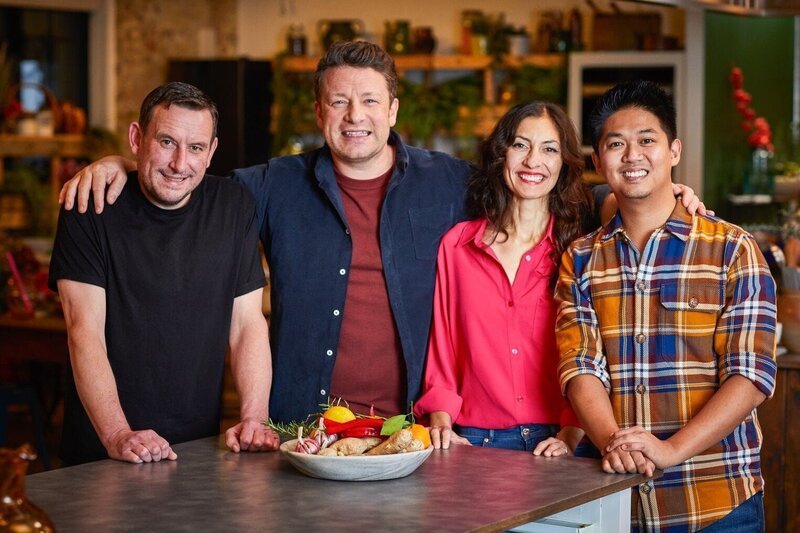 Jamie Oliver (2., v.l.). Die Jury möchte in zwei verschiedenen Challenges den einzigartigen Stil der Teilnehmenden kennen lernen. Jamie Oliver steht ihnen zur Seite. – Bild: RTL /​ ©2021 Jamie Oliver Enterprises Ltd