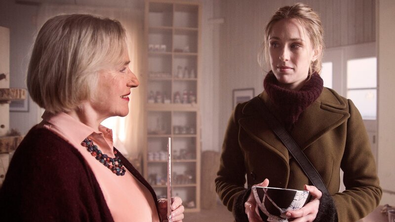 Ellen (Rikke Lylloff) besucht das ehemalige Töpferstübchen ihrer Mutter. – Bild: ARD
