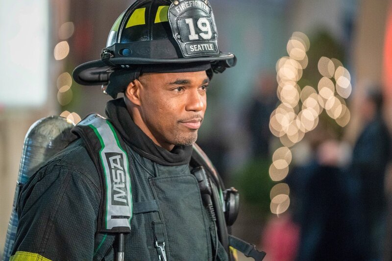 Attraktiver Feuerwehrmann: Jason George als Ben Warren – Bild: ORF/​Disney/​ABC/​Eric McCandless