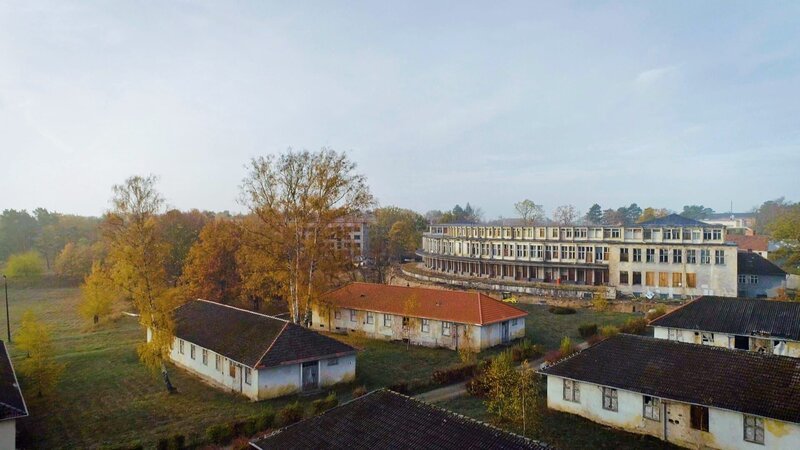 Südlich von Berlin lebten 75.000 Russen auf einem abgetrennten Gelände in relativem Wohlstand. Wünsdorf war das Hauptquartier der russischen Armee in der DDR. – Bild: N24 Doku