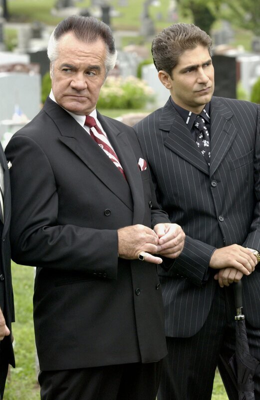 L-R: Paulie ‚Walnuts‘ Gualtieri (Tony Sirico) and Christopher Moltisanti (Michael Imperioli) – Bild: Die Verwendung ist nur bei redak /​ HBO /​ © [current year] Home Box Office, Inc. All rights reserved. HBO® and all related programs are the property of Home Box Office, Inc.