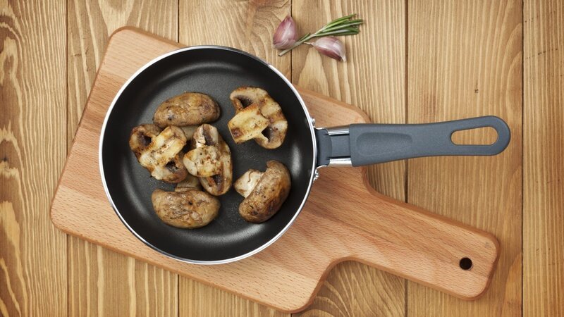 Fried mushrooms in a frying pan. – Bild: karandaev /​ Getty Images/​iStockphoto /​ ThinkstockPhotos-481974269.