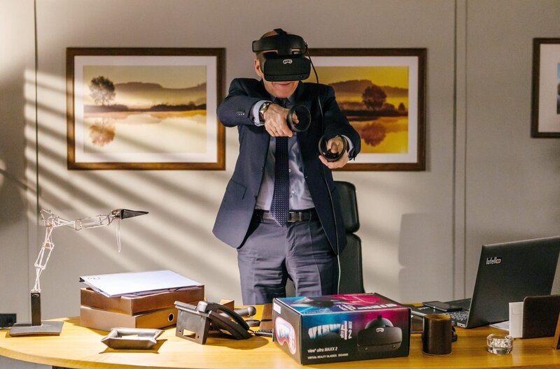 Wolfgang Berger (Horst Günter Marx) testet eine Virtual Reality-Brille und hat ungeahnten Spaß dabei. – Bild: ARD/​Tom Fülle