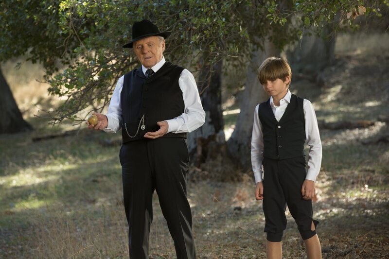 L-R: Dr. Robert Ford (Anthony Hopkins) und Little Boy (Oliver Bell) – Bild: 2016 Home Box Office, Inc. All rights reserved. HBO® and all related programs are the property of Home Box Office, Inc.
