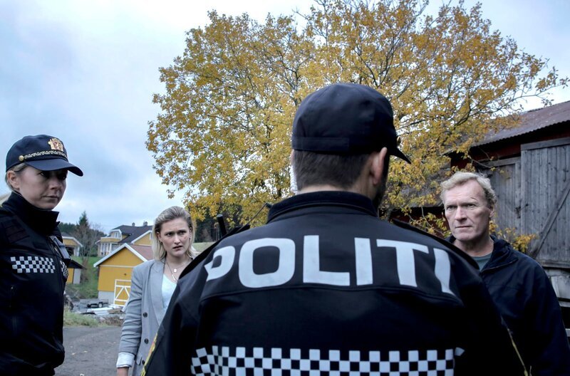 Wisting (Sven Nordin, re.) wird vor den Augen seiner Tochter Line (Thea Green Lundberg) festgenommen. – Bild: ARD Degeto