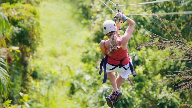 Woman going on a jungle zipline adventure. – Bild: Yobro10 /​ Getty Images/​iStockphoto /​ ThinkstockPhotos-464837730.