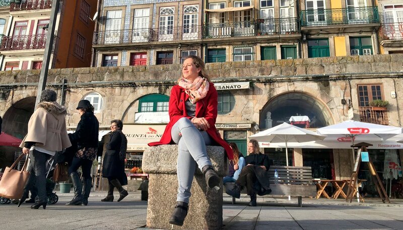Tamina Kallerts kleine Sonnenpause findet vor der Kulisse der Altstadt von Porto statt, die seit 1996 Unesco-Weltkulturerbe ist. Das Stadtviertel am Fluss heißt Ribeira – weil es eben am Fluss, dem Douro liegt. – Bild: WDR/​M.E. WORKS