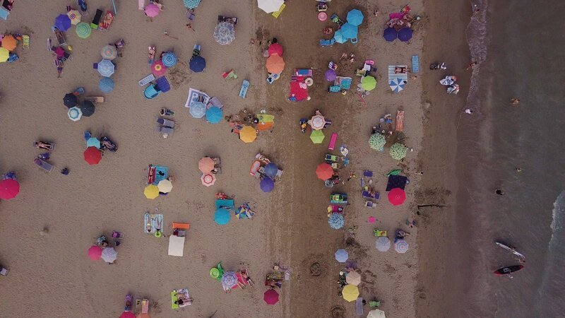 Sonne, Strand und Meer: Der hauseigene Sandstrand des Campingplatzes an der Adria lädt zum Sonnenbaden und Entspannen ein. – Bild: N24 Doku Sonne, Strand und Meer: Der hauseigene Sandstrand des Campingplatzes an der Adria lädt zum Sonnenbaden und Entspannen ein. – Bild: N24 Doku