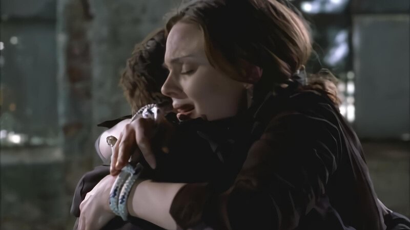 FBI-Agent Booth (David Boreanaz) kann Brennan (Emily Deschanel) in letzter Sekunde befreien … – Bild: Universal TV