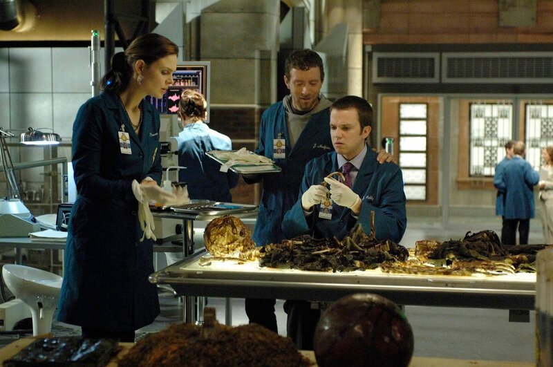 Dr. Addy (Eric Millegan, r.); Dr. Brennan (Emily Deschanel, l.); Jack Hodgins (T.J. Thyne, mi.) – Bild: Universal TV