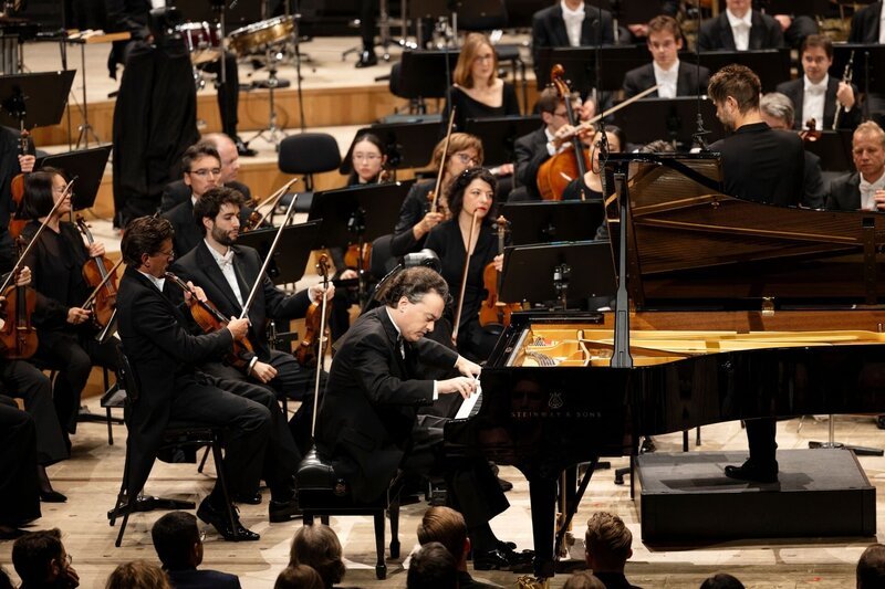 Das Symphonieorchester des Bayerischen Rundfunks unter der Leitung von Krzysztof Urbański spielt das Klavierkonzert Nr. 3 d-Moll, op. 30 mit Evgeny Kissin am Piano. – Bild: ZDF und BR