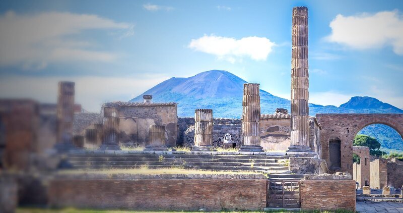 Pompeji ‒ die antike römische Stadt am Fuße des Vesuvs. Als der Vulkan vor knapp 2000 Jahren ausbricht, macht er die Stadt unsterblich. Eine Fundgrube für die Wissenschaft. – Bild: ZDF und Tobias Lenz