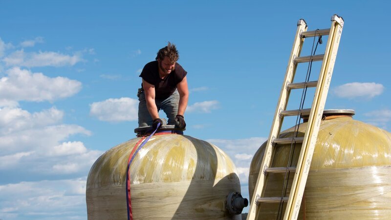Gabe sourcing water tanks at junkyard. – Bild: Discovery Communications, LLC