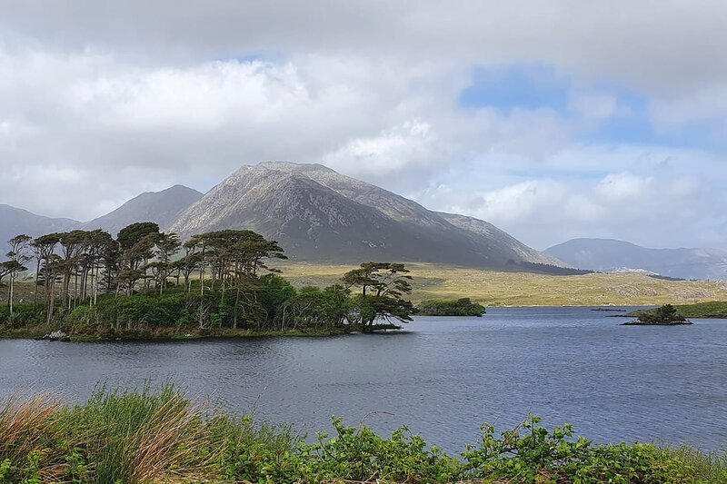Irland besitzt unzählige Berge und Seen. Die Bergregion „Twelve Pins“ besteht ausblankem Quarzgestein. – Bild: ZDF und Arte/​Joachim Walther/​Caligari Entertainment.