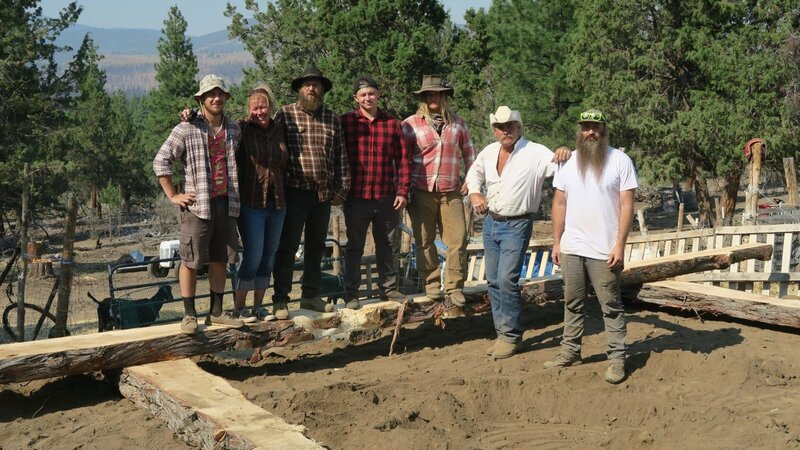 Marty (2.v.l.) helps Oregon farmers build a barn – Bild: PLURIMEDIA (Discovery Communications)