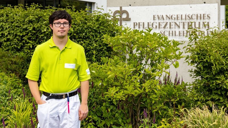 Moritz Oehme (22) hat seinen Traumjob gefunden: Betreuungskraft im Seniorenheim – Bild: ZDF und Andreas Sauer.