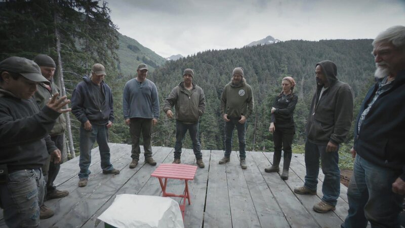 Dustin Hurt (m.) mit seinem Schatzsucher-Team, McKinley Creek. – Bild: Warner Bros. Discovery