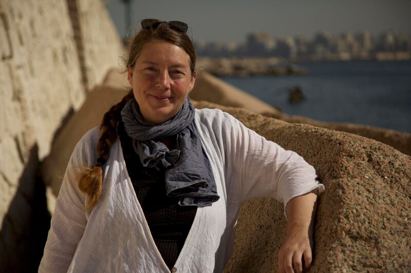 Alexandria, Egypt – Dr. Isabelle Hairy (Architect and Archaeologist, CEAlex) stands next to a section of the Pharos door frame on the quayside of Alexandria Harbour. – Bild: Mallinson Sadler Productions /​ William Fewkes