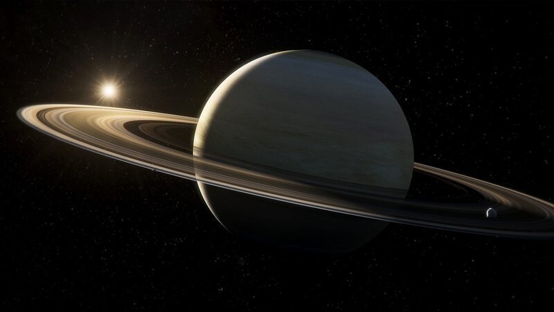 Weit hinter dem Jupiter liegt der Saturn. Der Planet mit seinen zahlreichen Monden und Ringen ist fast wie ein Miniatur-Sonnensystem. – Bild: Warner Bros. Discovery