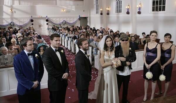 BONES: Hodgins (TJ Thyne, third from L) and Angela (MIchaela Conlin,C) with their wedding party as they are about to exchange wedding vows in the BONES season finale episode „Stargazer in a Puddle“ – Bild: Source: 1,