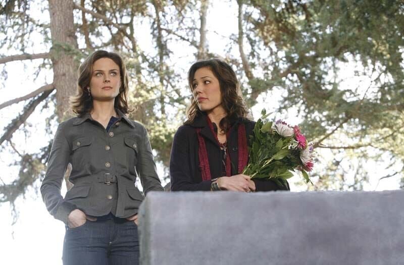 Angela Montenegro (Michaela Conlin) versucht Brennan (Emily Deschanel, li.), die gerade an einem Mordfall mit einer einbetonierten Leiche arbeitet, am Jahrestag des Todes ihrer Mutter beizustehen. – Bild: Source: 1,
