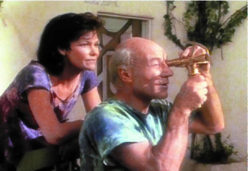 Picard (Patrick Stewart, r.) hat ein Teleskop entwickelt, um die Sterne zu beobachten. Eline (Margot Rose, l.) ist stolz auf ihren Mann. – Bild: SYFY