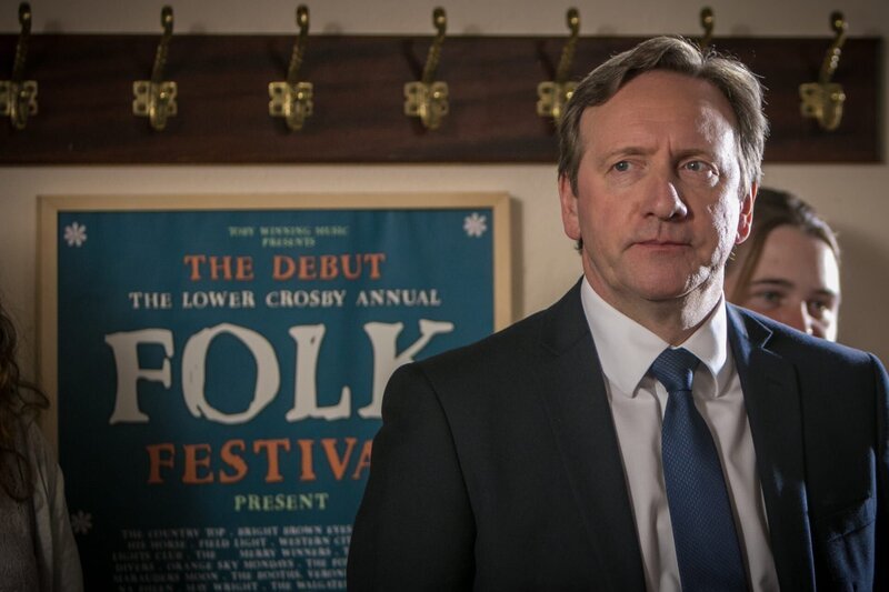 DCI John Barnaby (Neil Dudgeon) besucht ein Folkfestival, aus beruflichen Gründen. – Bild: Sky Krimi