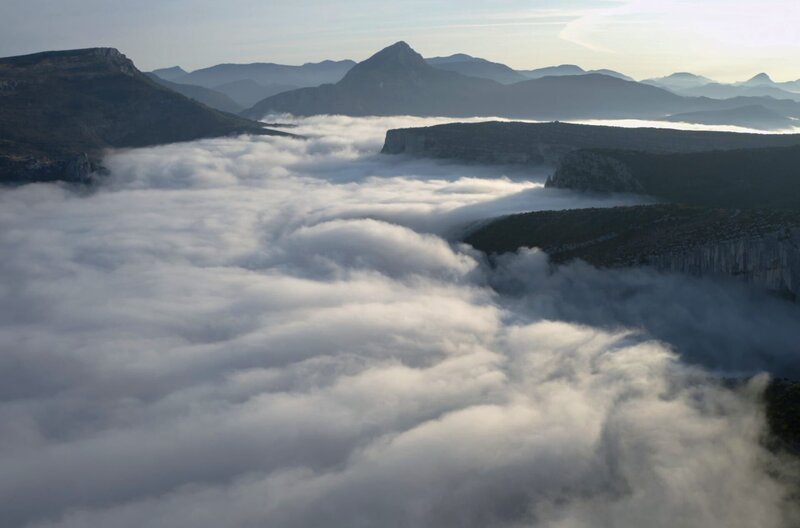 Der über 20 Kilometer lange und bis zu 700 Meter tiefe Canyon von Verdon ist neben der Tara-Schlucht in Montenegro einer der größten Canyons Europas und Herzstück des nach ihm benannten Regionalen Naturparks Verdon. – Bild: J. Ripert /​ © J. Ripert
