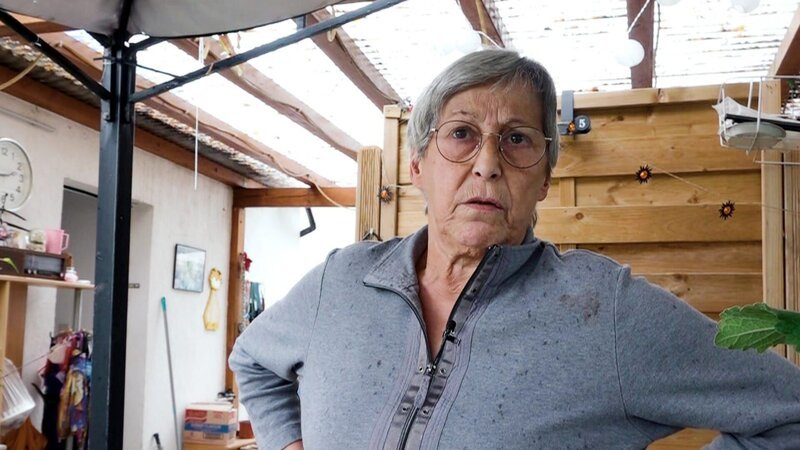 Rentnerin Dagmar plagen weiterhin finanzielle Sorgen. Der 67-Jährigen bleiben nach Abzug aller Kosten rund 150 Euro im Monat zum Leben. Um das spärliche Budget aufzustocken, hat Dagmar im Sommer Wohngeld beantragt. – Bild: RTL Zwei