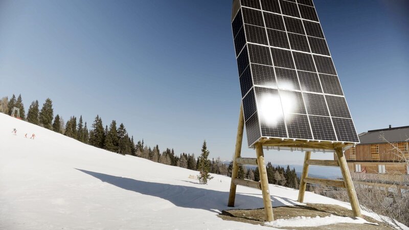 Die Solar-Pappel ist ein elf Meter hohes Holzgerüst, das mit PV-Paneelen verkleidet ist. – Bild: ServusTV /​ Bilderfest