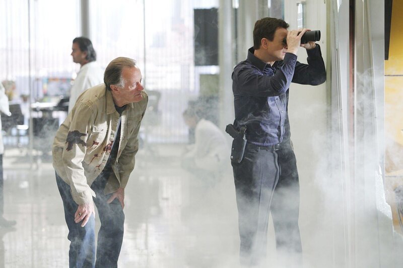 Als Mac Taylor (Gary Sinise, r.) Besuch von seinem ehemaligen Kollegen William Hunt (Peter Fonda) bekommt, wird aus dem gegenüberliegenden Gebäude das Feuer eröffnet und ein wahrer Kugelhagel zerstört das Labor. – Bild: VOX
