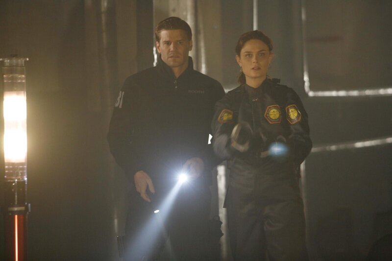 Booth (David Boreanaz, l.); Dr. Brennan (Emily Deschanel, r.) – Bild: TV4