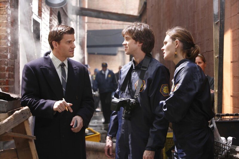 (v.l.n.r.) Booth (David Boreanaz); Zack Addy (Eric Millegan); Dr. Brennan (Emily Deschanel) – Bild: TV4